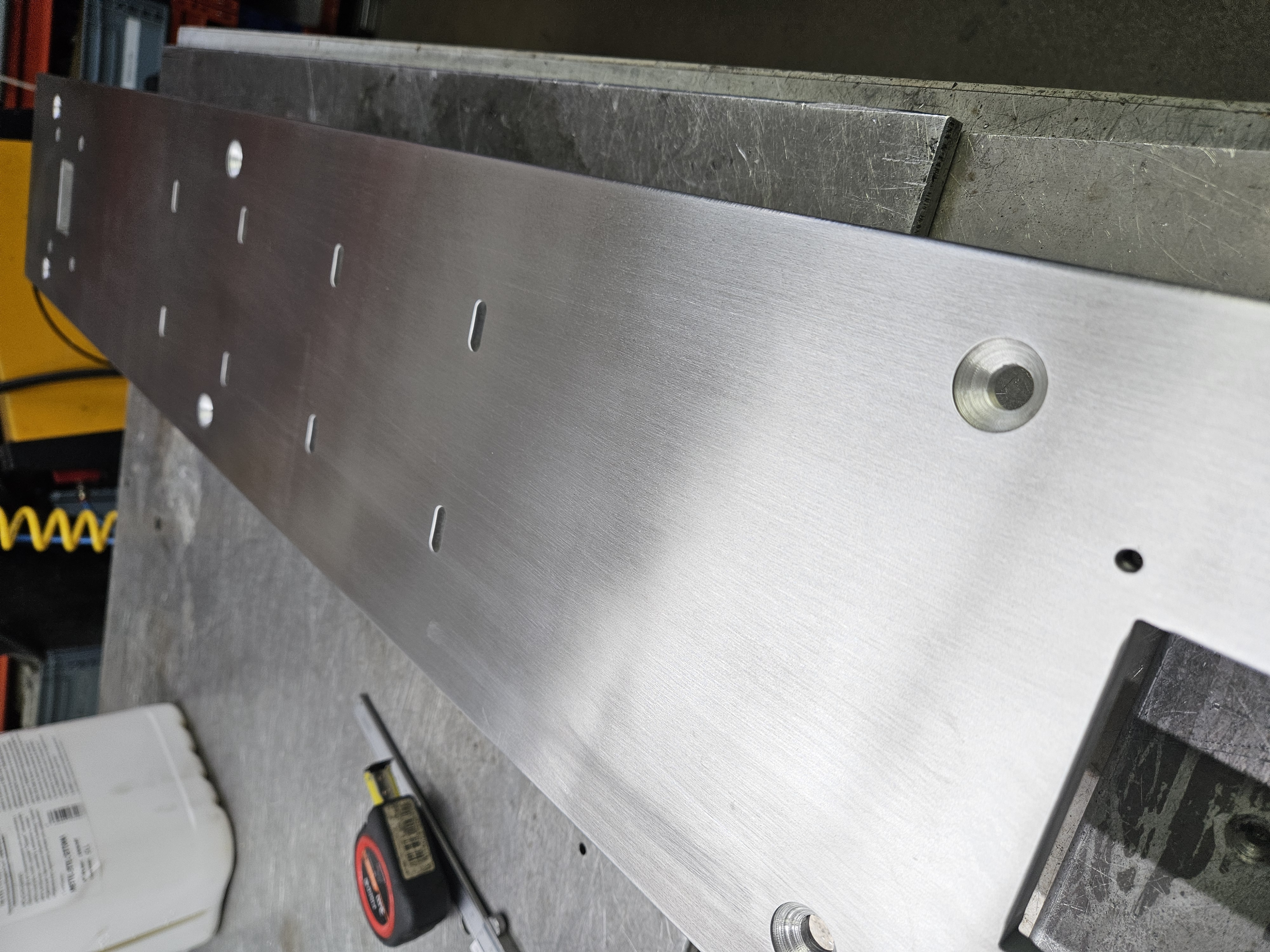 Acabado de una bancada de aluminio.