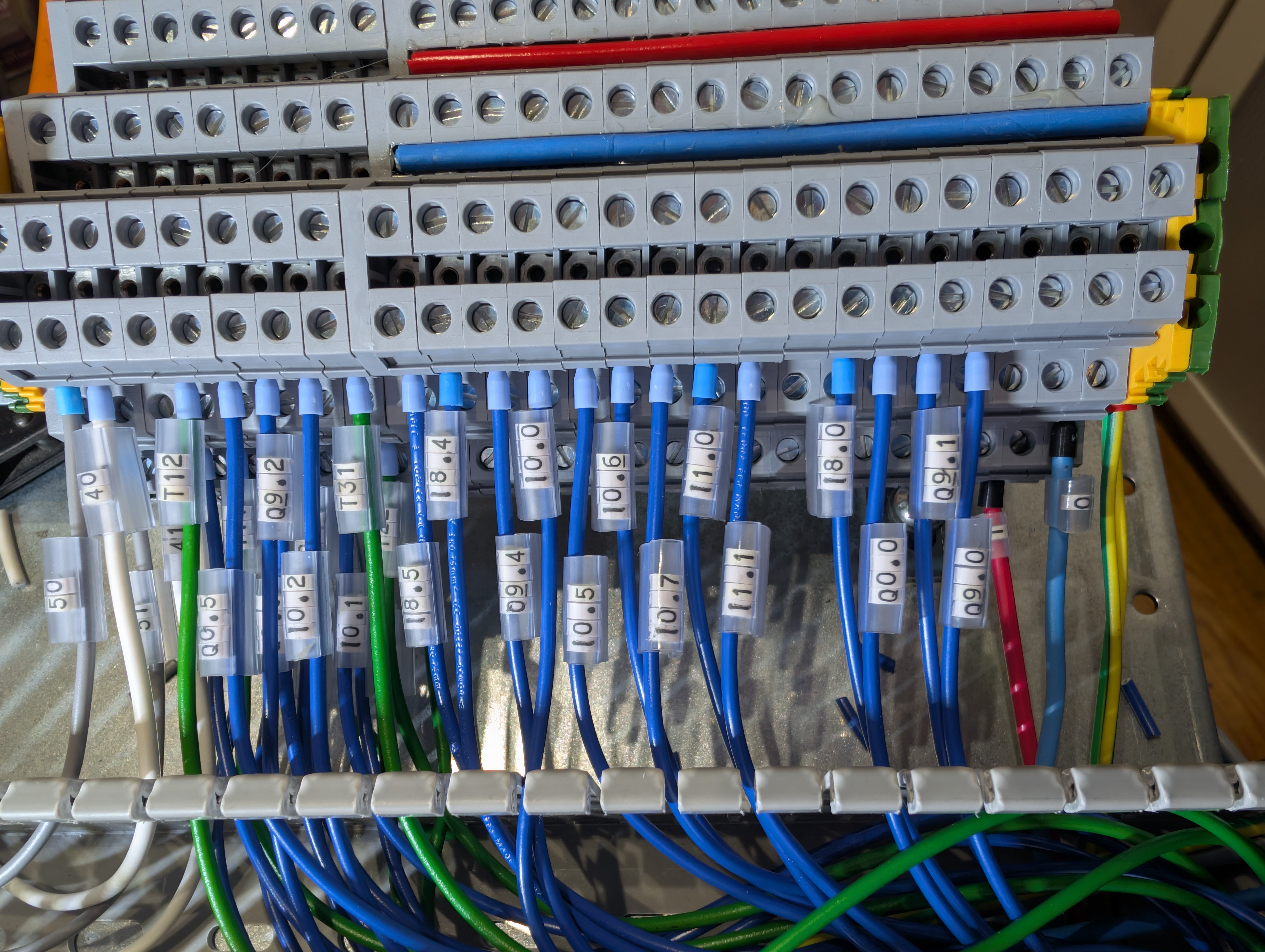 Detalle del cableado y las borneras durante el montaje de la CCPB7.